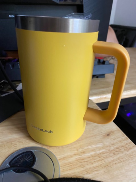 Cốc xinh, xịn, Tiki giao hàng cực nhanh. Nhưng mà dung tích hơn 700ml như thế này là hơi bé nha với lại nắp lúc nào cũng hở 1 lỗ nên muốn mang đi đâu sẽ ko được.