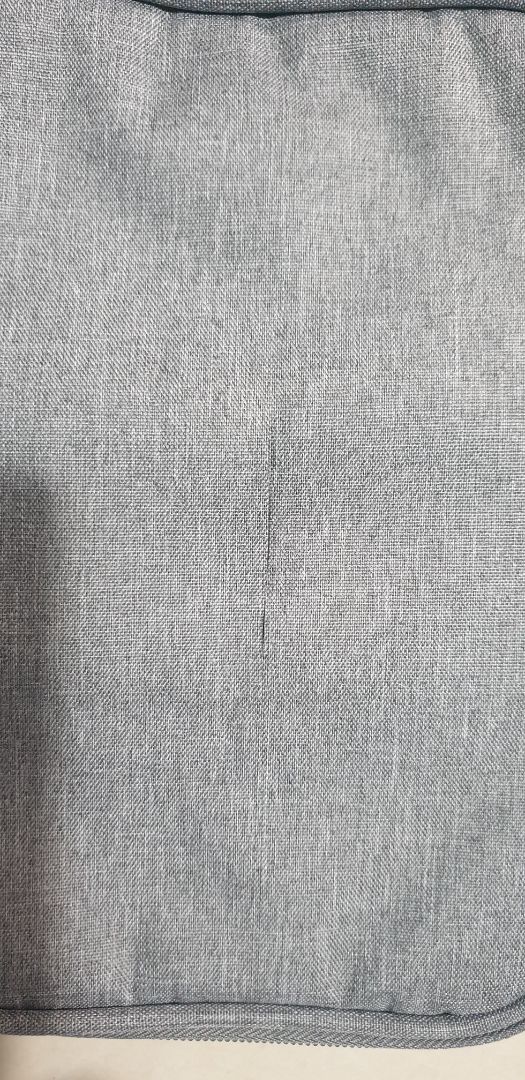 vừa nhận hàng. khui ra thì thấy 1 đường tầm gần 5cm lớp vải ngoài cùng. k hiểu là sao đây. nhân viên giao hàng hỏi có kiểm tra hàng không. mình nói trước giờ mua của tiki không phải kiểm hàng. nay bị thế này chắc từ giờ không dám đặt online nữa. coi như bỏ kiện hàng này. mong tiki xem lại gian hàng để đừng mất uy tín. vừa nhận hàng. khui ra thì thấy 1 đường tầm gần 5cm lớp vải ngoài cùng. k hiểu là sao đây. nhân viên giao hàng hỏi có kiểm tra hàng không. mình nói trước giờ mua của tiki không phải kiểm hàng. nay bị thế này chắc từ giờ không dám đặt online nữa. coi như bỏ kiện hàng này. mong tiki xem lại gian hàng để đừng mất uy tín.