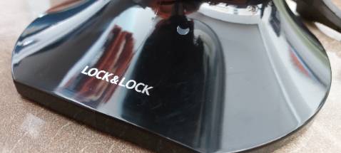 Giao hàng nhanh, đóng hàng ổn nhưng k kĩ như đợt m mua nồi chiên k dầu, ngoài hộp theo sp sẽ đóng gói thêm hộp carton nữa nên hộp bị móp góc ạ.

Máy hơi trầy nhé ạ, chân máy bằng nhựa nên trầy cái nhìn hơi cũ ạ.

Máy vận hành ổn, êm, sd nhẹ nhàn k cần dùng lực nhiều.