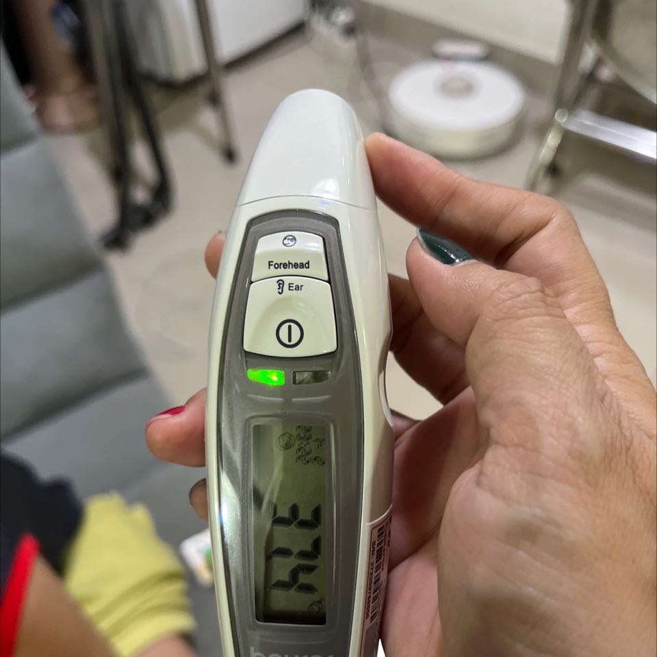 Thuận tiện , dễ nhận diện màu xanh đỏ tình trạng bé. Có 2 chức năng cho tai va trán. Tốt