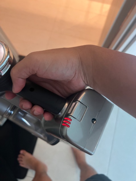 Sao cứ đang hút mà đèn nó chớp chớp đỏ rồi tắt vậy shop? Mặc dù mới sạc pin xong, đèn xanh còn 3 vạch đủ cả. Lực hút cũng không gọi là quá mạnh.