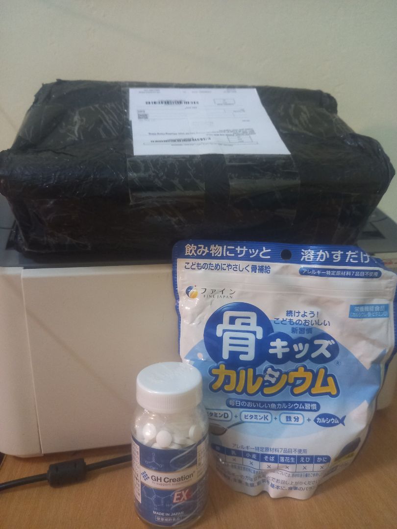 Mình đặt hàng hôm cuối tháng 8 nhưng nay mới nhận sáng nay. Vì covid nên lần này Tiki giao chậm chứ trước mình chỉ mất 3_4 ngày chờ, dù mình ở tỉnh lẻ.
Mình mua GH Creation của shop có mã đuôi 012, của Nhật nên các bạn cũng yên tâm nhé. Trước mình mua offlive 1 lọ giá 950k nay mua trên Tiki, đúng dịp sale nên 88pk mà được tặng thêm 1 gói canxi cá tuyết trị giá 200k. Thực sự quá tuyệt luôn. GH Creation là sản phẩm giúp con phát triển chiều cao, chị bạn mình đã áp dụng cho con chị ấy nên mình mua cho con gái.
Có lẽ Shop quên gửi tờ hướng dẫn sử dụng nên mình viết ra cho mọi người luôn. Uống 3 viên/lần/ngày sau bữa ăn tối, chú ý sau uống không ăn gì thêm. Để thuốc phát huy tác dụng, người dùng cần ngủ trước 23h kèm theo chế độ ăn uống, vận động phù hợp và nên dùng 3 lọ nhé. Mình thấy mọi người chia sẻ là cho con uống khi con tuổi 13. Mình cũng hi vọng con sẽ cải thiện chiều cao (ko như chiều cao khiêm tốn của mình) sau khi dùng thuốc. Mình sẽ tiếp tục mua shop ở lọ tiếp theo. Cảm ơn Tiki và shop.
Đóng gói: Sản phẩm đóng gói chắc chắn, không bị va đập, không rách hay móp.
Shipper: bạn giao hàng cẩn thận và chu đáo.