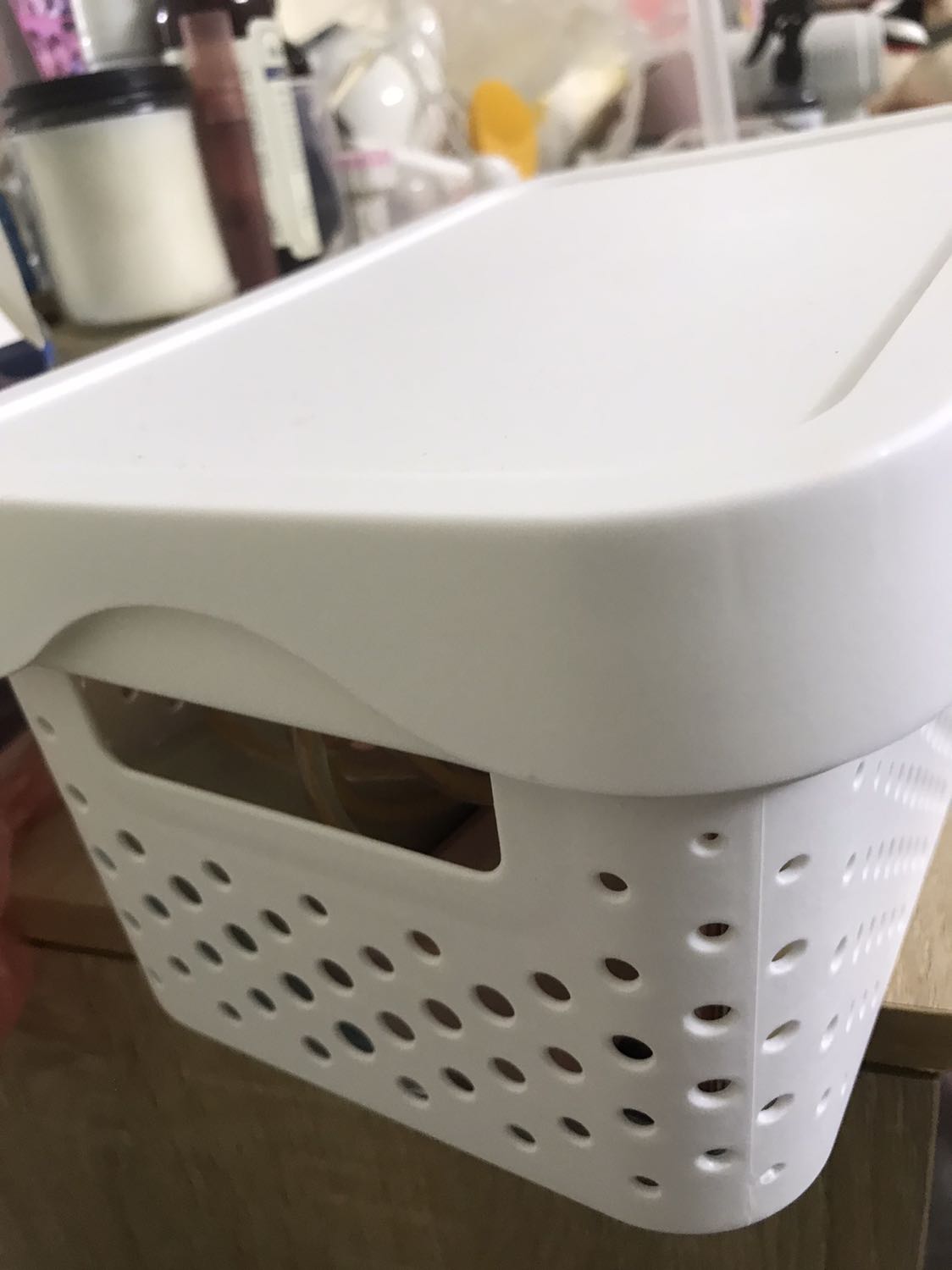 Xinh xắn dày dặn ạ. Tính mua thêm để sắp xếp lại cái gầm bàn bừa bộn. Hộp có nắp và tay cầm size mình mua là size nhỏ nhất. Hộp nhựa nên xếp chồng được lên nhau khá gọn gàng. K có gì phải chê xin cảm ơn 10 điểm