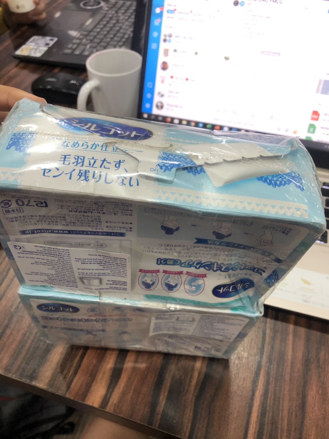 Thực sự quá thất vọng về chất lượng sản phẩm của Tiki Trading. Hộp sản phẩm bị móp méo, bung cả hộp. Rất dơ và bụi bẩn. Mua bông tẩy trang cho mặt mà không dám sờ vào hộp vì bẩn. 
Tuy nhiên Tiki vận chuyển giao hàng nhanh, đóng gói hộp carton đẹp chỉn chu, nv giao hàng thân thiện.