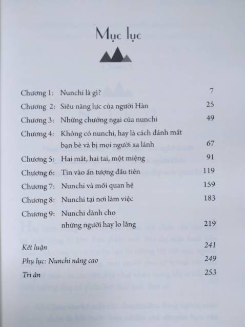 Đáng lẽ không mua cuốn này nhưng đọc review bản tiếng anh thì thấy khá nhiều tranh cãi:
- Nội dung về văn hóa Hàn nhưng tác giả gốc Hàn không sinh sống ở Hàn, và cũng không biết tiếng Hàn
- Giới thiệu văn hóa Hàn Quốc nhưng nôi dung và các ví dụ đa phần nói về nhân vật Âu-Mỹ
- Sách bị một số người Hàn Quốc chỉ trích vì văn hóa nunchi này ở Hàn không hoàn toàn như tác giả "nâng tầm". Họ nói rằng văn hóa này, nhìn từ dưới lên một dạng "thảo mai", "lươn lẹo",... để đạt được mục đích của mình chứ không phải là vì người khác =)))))) còn nhìn từ trên xuống là một dạng gây hấn thụ động, muốn người khác phải "nghe 1 hiểu 10" =))))
Tóm lại là mua vì hóng drama =))))), vậy nên bạn nào định mua vì muốn nâng cao khả năng giao tiếp thì nên cân nhắc