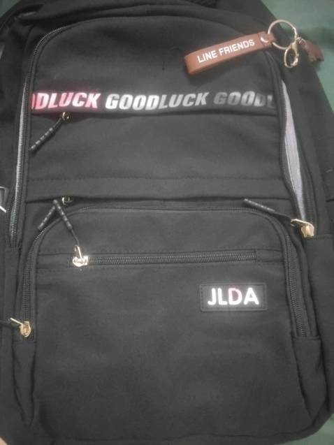 Balo sài được vài tuần thì mình thấy cũng ok. Nhưng có vài lưu ý cho mọi người định mua nè. Khi đi mưa, phần ở trong khô ráo nhưng bên ngoài vẫn ướt nhé nên mn cẩn thận. Nhìn trông khá ưa nhìn. Nhưng phần dây kéo ngăn thứ ba bên ngoài phía trước bị rách, mong nhà sản xuất tiếp thu ý kiến của mình và khắc phục ạ. Dù sao nhìn chung với tầm giá này thì mặc hàng trông cũng ổn. Nên mua.