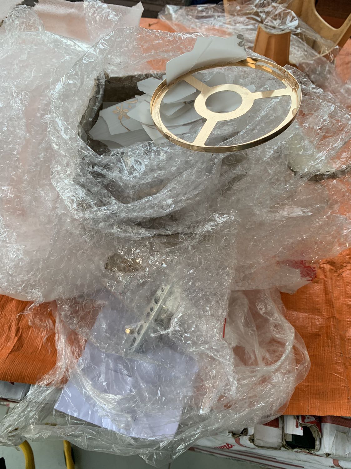 Ship đúng thời gian, nhưng vỡ rồi shop