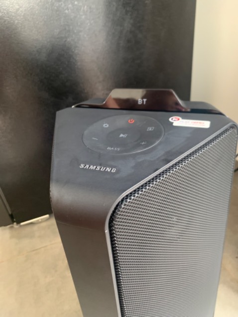 Mua gì thì mua, nhưng thiết bị điện tử mình vẫn sẽ chọn tiki. Tuy đã đọc 1 bạn đánh giá 1 sao, nhưng ko phải do chất lượng loa, nên mình vẫn chọn mua. Chỉ có đều nhắn tin shop thì đợi đến khi nhận loa vẫn ko ai trả lời, hơi buồn tí. 
Về loa mình mua để xem phim kết nối máy chiếu và chủ yếu nghe nhạc để chạy máy chạy bộ là chính. Khi mở loa hết cỡ thì loa nghe lớn ko rè. Nhà mình rộng gần 200m2 nhưng nghe vẫn đã tai lắm. 
Loa mới chuẩn chỉnh nguyên seal nhé ace. Nên đầu tư 1 cái để dành nghe nhạc, xem phim thì còn gì bằng. 
Chú ý: phải cắm dây điện trong suốt quá trình sử dụng và loa chỉ để mục đích nghe nhạc ko để karaoke.