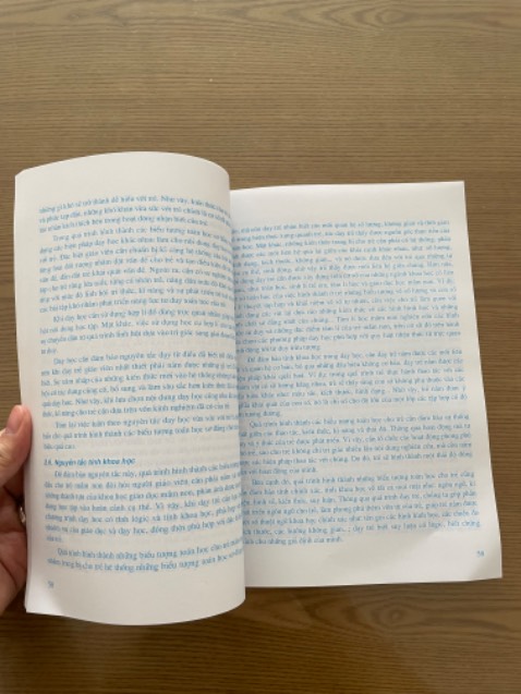 Chất lượng in ấn tệ, trình bày thiếu bắt mắt, nội dung đọc lướt qua thấy khó đọc, cần phải có kiến thức nền về ngành mầm non & yêu thích mới đọc được