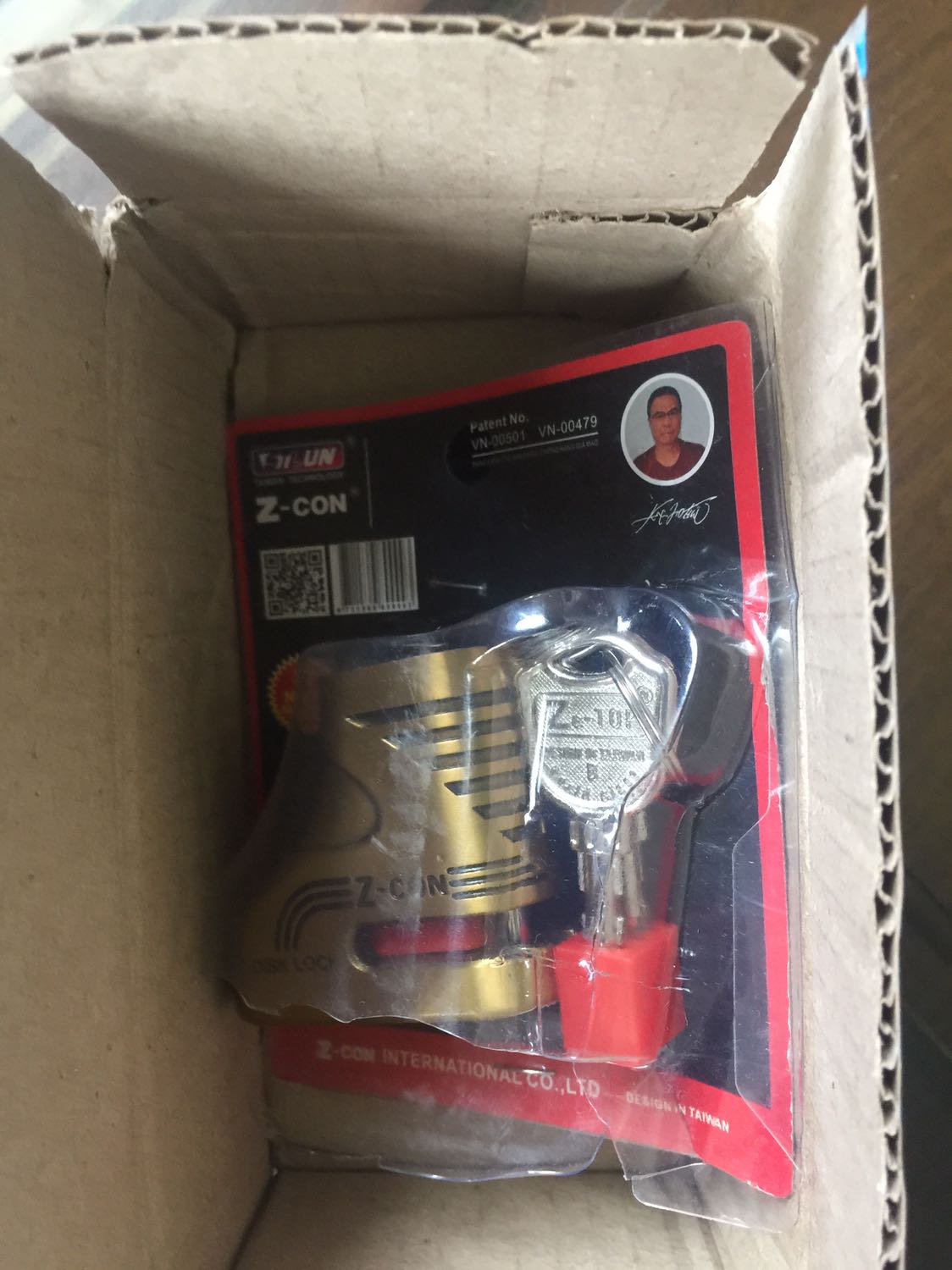 Khi mở hộp ra thì bao bò khoá đã bị xé rách, bỏ chìa vào thì khoá không được. Đề nghị shop liên hệ với khách hành để đổi trả