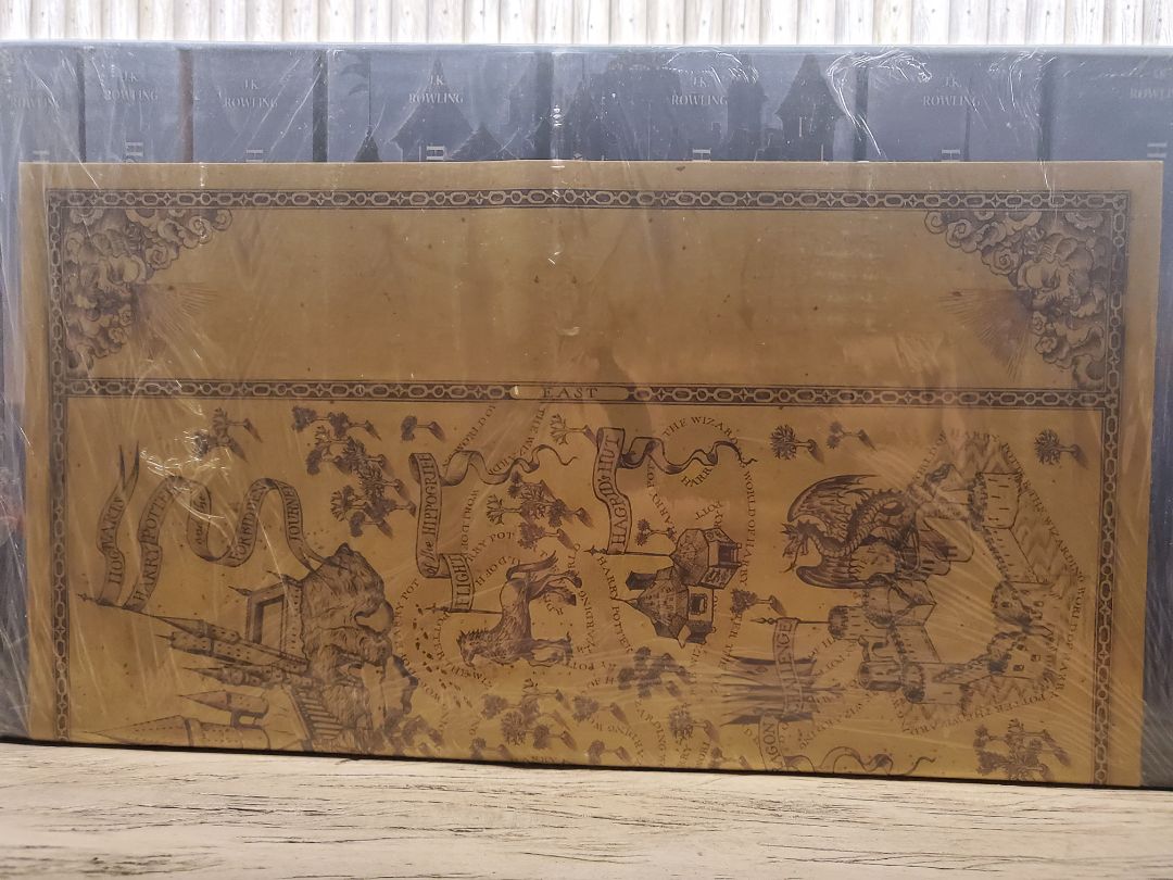 Harry potter là tuổi thơ. Năm nay HBO ra tập kỷ niệm, nên mình nổi hứng xem lại phim. Bây giờ tìm được combo này thật đáng tiền. Mình cũng sẽ không mở hàng, để luôn bọc để sưu tập.