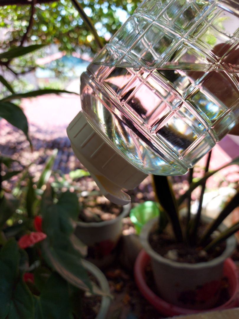 Giao hàng rất nhanh, mới đặt hôm trước, hệ thống báo đầu tuần mới giao hàng nhưng ngày hôm sau đã nhận đc hàng. Đóng gói chắc chắn, ko bị lỗi vỡ nứt bình, 3 bình đều có dung tích 1,5l, nhựa trong suốt, đẹp, cầm chắc chắn, phù hợp với khay chứa ở cửa tủ lạnh. Tuy nhiên, cần lưu ý với mọi người là ko nên để bình nằm trong tủ lạnh mà phải để đứng lên vì nắp bình hở, bị rỉ nước...