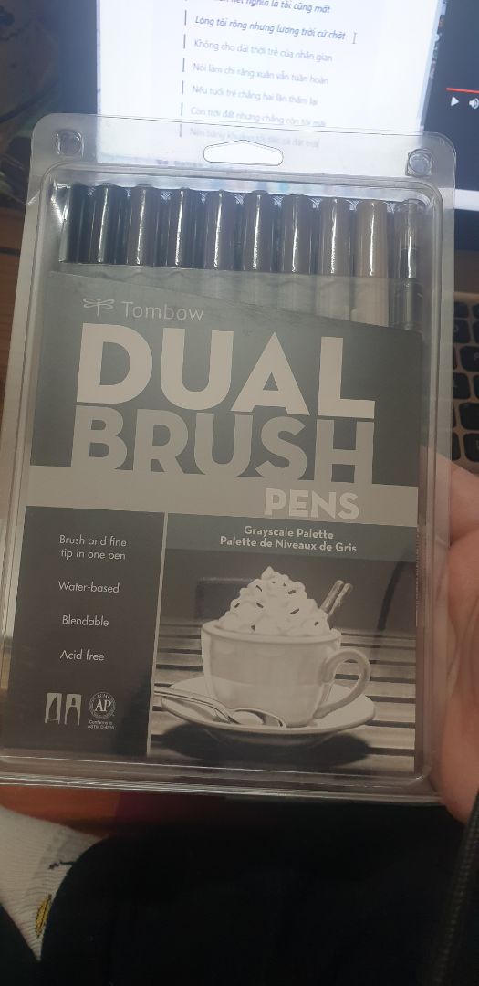 Giá rẻ, mình mua khi sale 60% còn khoảng 300k cho một bộ, nói chung là ổn. Không biết sau này có sale mạnh hơn không. Hàng giao nhanh do mình đặt ship 2h, vậy mà cái hộp nó cũng móp méo tả tơi được, cũng tài. May mà bút không bị sao, chỉ bị xước nhiều ở phần vỏ ngoài nhưng sau đó cũng bỏ đi nên oke