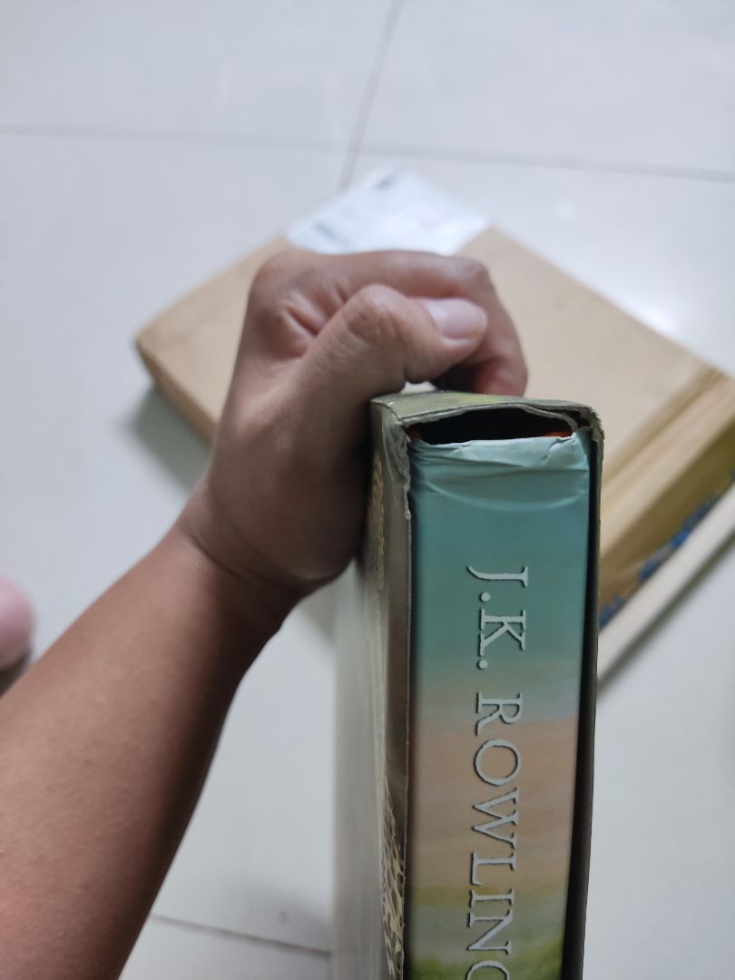 mình ko fải là 1 người khó tính nhưng lần này mình chỉ đánh giá tiki 1 sao cho vấn đề đóng gói và vận chuyển. mình mua 2 tập trước ( tập 1+ tập 3) cực kì ok. lần này mình nhận sách thất vọng vô cùng vì người đóng gói hàng và vận chuyển quá tệ. mình nói quá tệ ở đây là vì shop đóng gói ko bọc kĩ sách bằng xốp chống va đập và không ghi chú hàng dễ vỡ. bên giao hàng họ cầm hàng thấy nặng, họ cũng không biết bên trong đó là gì nên có tình trạng làm rớt hàng với 1 lực cực kì mạnh, làm cho sách bị lún 1 khúc ngay gáy sách.  mình háo hức nhận hàng, xé màng co sách ra, mở từng trang thì khi nhìn vào gáy sách nó bị lún 1 khúc như hình. mình ko thể chấp nhận được, làm mất đi giá trị quyển sách. mình mua bản đặc biệt chủ yếu là để sưu tầm vì bộ HP mình đã có đủ bộ. đề nghị tiki giải quyết đổi lại 1 quyển mới cho mình.