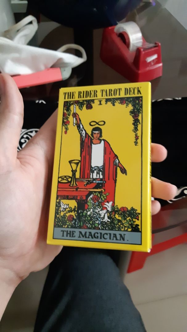 có 1 lá bài bị tróc. nhưng đổi trả rất mệt và rắc rối. mình không thích đổi. dù s vẫn chấp nhận được