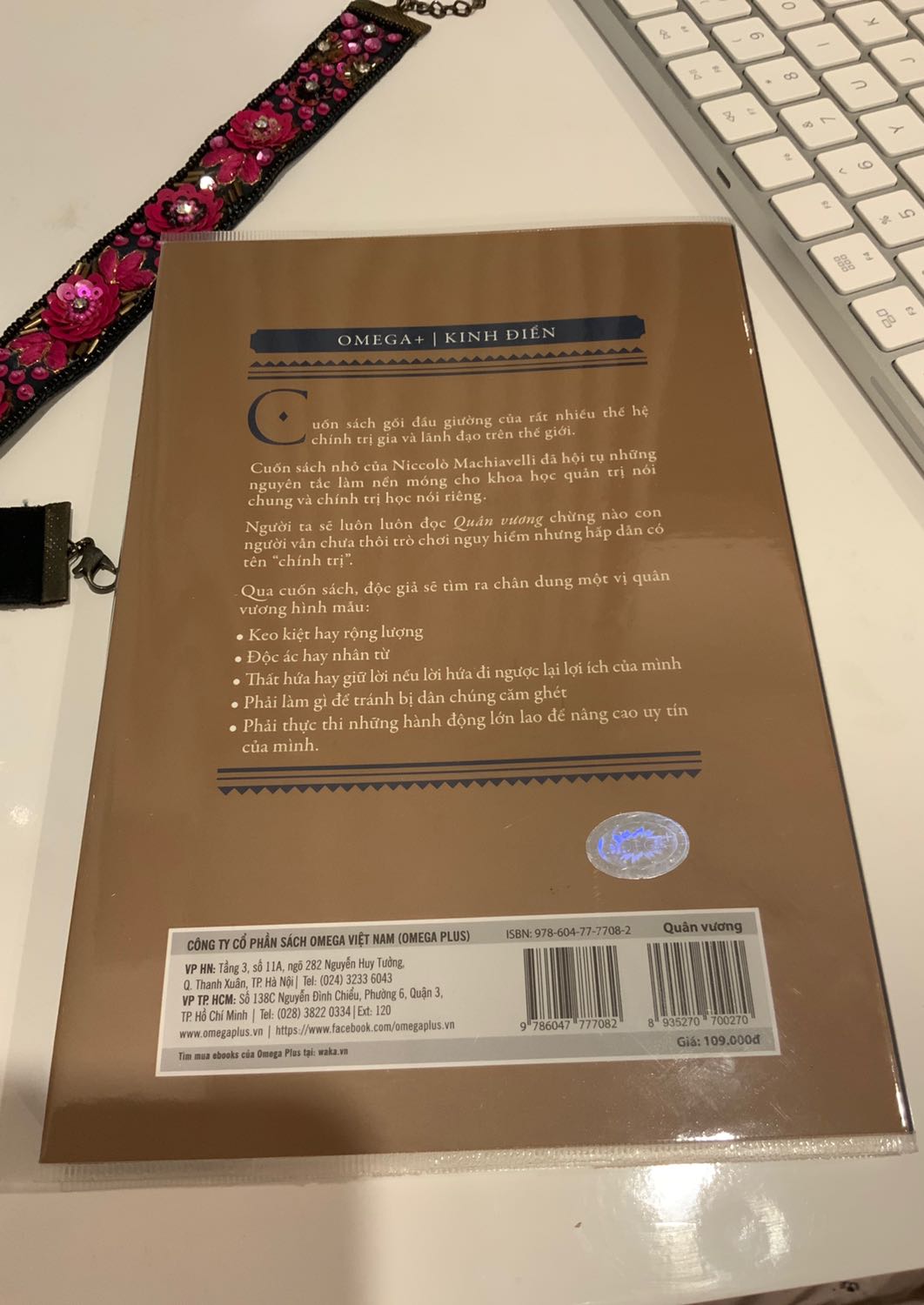 Sách đẹp, sạch sẽ, bọc sách đẹp, bìa sang. Nội dung hay có giá trị về kiến thức nhưng một số cách hành xử như trong sách mô tả là của bạo chúa, thiếu đạo đức. Phải có Chánh kiến rõ ràng, hành xử kiểu bạo chúa thì chỉ có xuống địa ngục thôi. 
Kiến thức về loại hình quốc gia này kia rất hay, có giá trị lịch sử, giúp người đọc hiểu hơn về góc nhìn của những tay gian hùng.