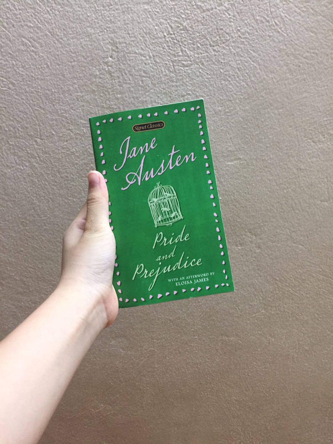 Mình mới đọc được một nửa quyển này nhưng rất hài lòng về chất giấy của sách này.

Chắc cũng vì sách nước ngoài nên màu sách hơi tối, nhưng màu tối này phù hợp cho màu sách cổ.

Điểm cộng là sách nhỏ có thể mang đi mọi nơi, đây là cuốn classic(kinh điển) mọi người nên thử đọc.
