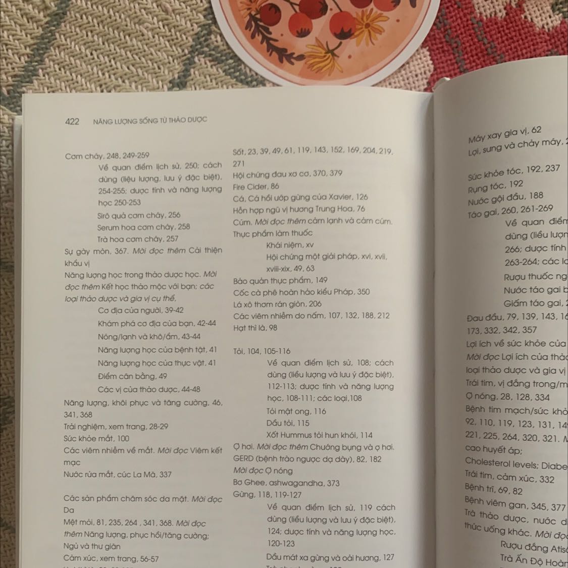 Tặng markbook xinh xắn hợp với bìa sách, bìa sách minh hoạ đẹp. Tuy nhiên bìa sách và bên trong sách thiết kế minh hoạ hơi lạc quẻ. Vì bìa ảnh là vẽ, bên trong là hình chụp thực tế. Giấy sách bóng. Không tốt cho mắt lắm. Trình bày nội dung không có gì đặc biệt. Còn nội dung sách, mới đọc sơ để đánh giá nhanh thì phần mục lục trình bày nhìn khá rối. Sách cung cấp thêm nhiều kiến thức cũng như công thức chế biến. Mình thích nấu ăn và những cây hẻbal. nên nội dung phù hợp.