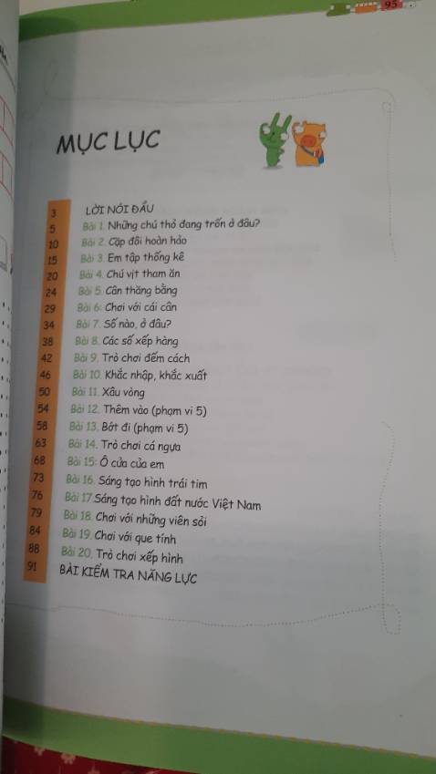 Sách nguyên vẹn góc gáy, bìa và các trang còn mới nguyên. Các trang đều có minh họa hình ảnh màu sắc đẹp, thu hút với trẻ em.
Tập 3 này nâng cao độ khó hơn so vói tập 1 và 2. Sách bắt đầu hướng dẫn trẻ về cách thêm bớt trong phạm vi 5 số, tập thống kê qua đếm những con vật và đồ vật quen thuộc. Ngoài 20 chương luyện tính toán, sách còn có 1 chương dành cho cha mẹ kiểm tra kiến thức của trẻ, và 1 trang sticker để trẻ dùng cho sáng tạo nữa.