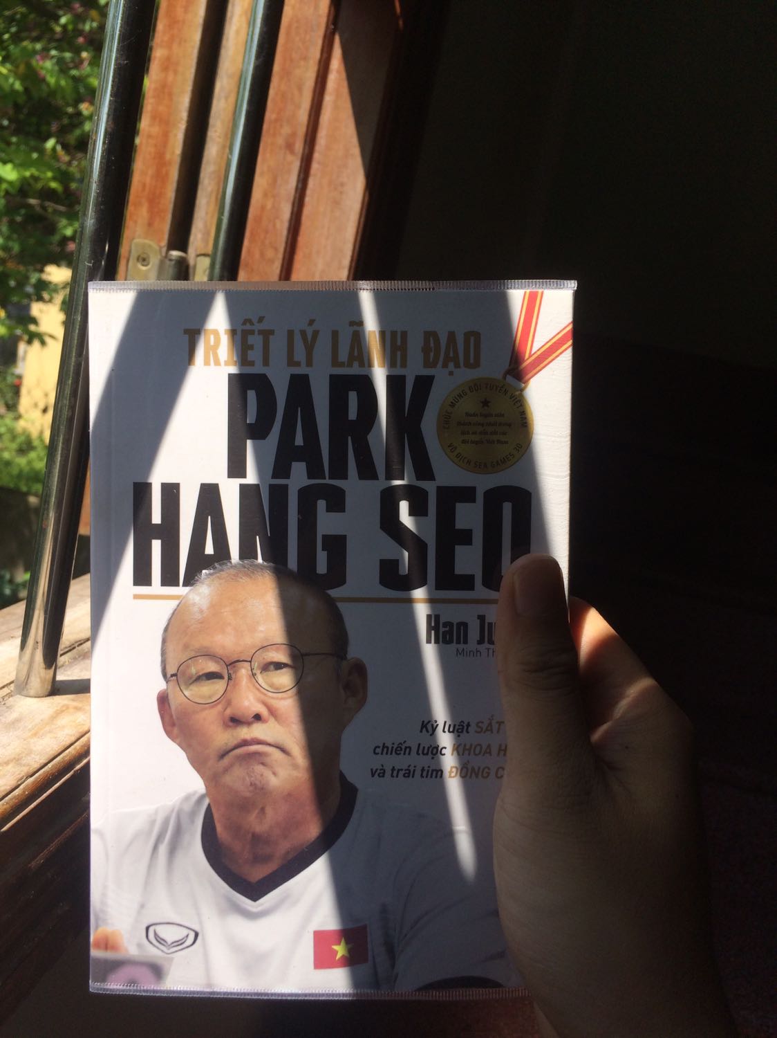 ai mê bóng đá thì nhất quyết phải có một cuốn này nhé, sản phẩm nội dung rất hay, giấy in rất tốt, giá sale ổn và dịch vụ giao hàng rất nhanh.