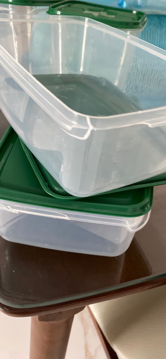 Nhận hàng bị vỡ tùm lum. nắp lỏng đóng ko  chat được  . Vỡ hết 4 cái lớn để bên ngoài. Nên giảm số lượng và tăng chất lượng! Đóng gói cẩu thả nên vỡ lung tung!