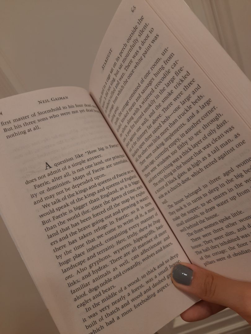 Bản thân rất hâm mộ tác giả Neil Gaiman, bản Tiếng Việt chưa đủ nên đã đặt thêm quyển này. Đặt hàng hôm T7(29/8) và đến T5(3/9) mới nhận được. 
Tiki đóng gói sách kỹ, có một lớp xốp mỏng bọc ở trong. Sách còn mới và không bị quăn hay bẩn. 
Khá hài lòng mặc dù đợi hơi lâu (mình dán thêm băng dính ở phần bìa sách cho chắc chắn nên có phần bóng hơn ở ảnh)