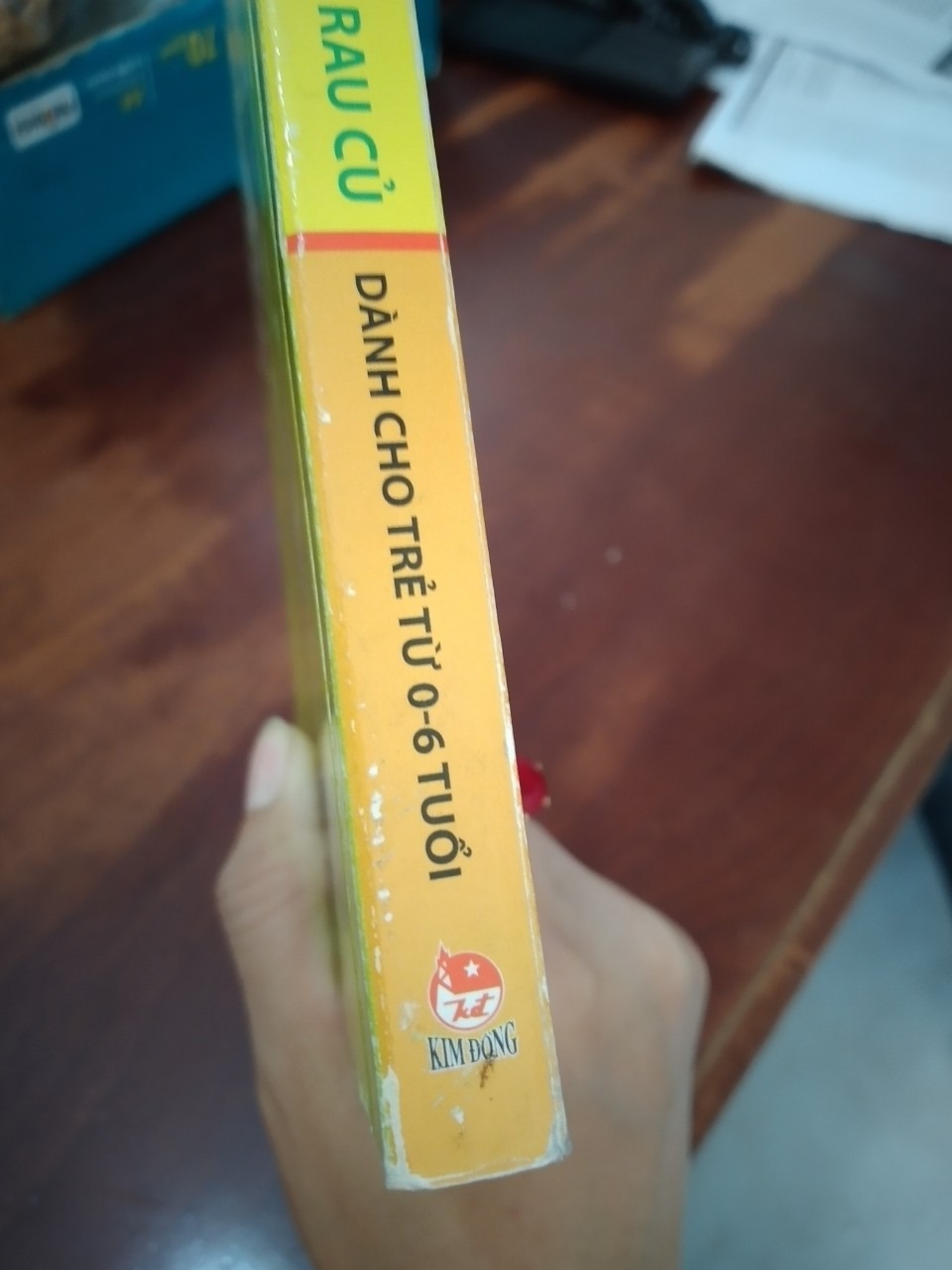Mình đã mua sách trên tiki cho bé nhiều lần, trước đó mua quyển từ điển bằng hình động vật rất hài lòng, mới, sạch, giao hàng cẩn thận. Nhưng quyển sách từ điển hình rau củ quả làm mình quá thất vọng, sách cũ mèm, sách bị bẩn y như sách cũ mua lại hoặc sách đã qua sử dụng nhiều, bé nhà mình rất thích sách này nên mình cũng mong chờ, khi nhận thì hơi thất vọng, khuyên mọi người mua sách nên đến cửa hàng chọn sẽ như ý mình hơn.