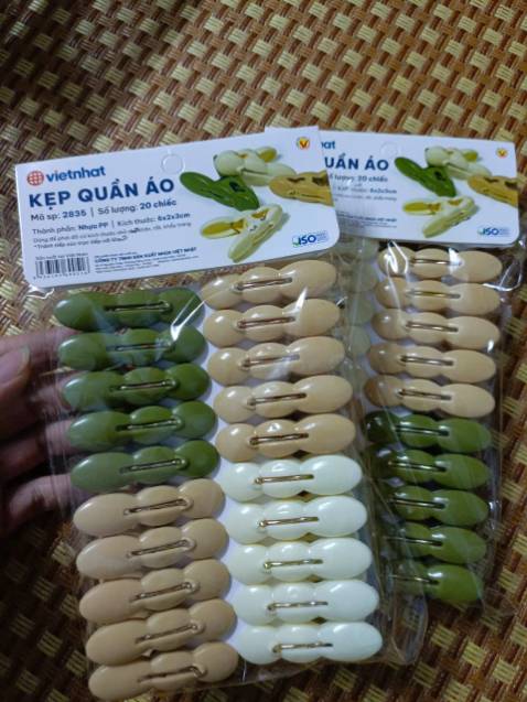 Mua giá 59k với ship 15k được 40 cái chưa được 2h đã nhận được hàng , tính ra 1 cái chưa đến 2k mà chất lượng rất tốt nha , mua về kẹp tất vớ khỏi bị bay mất