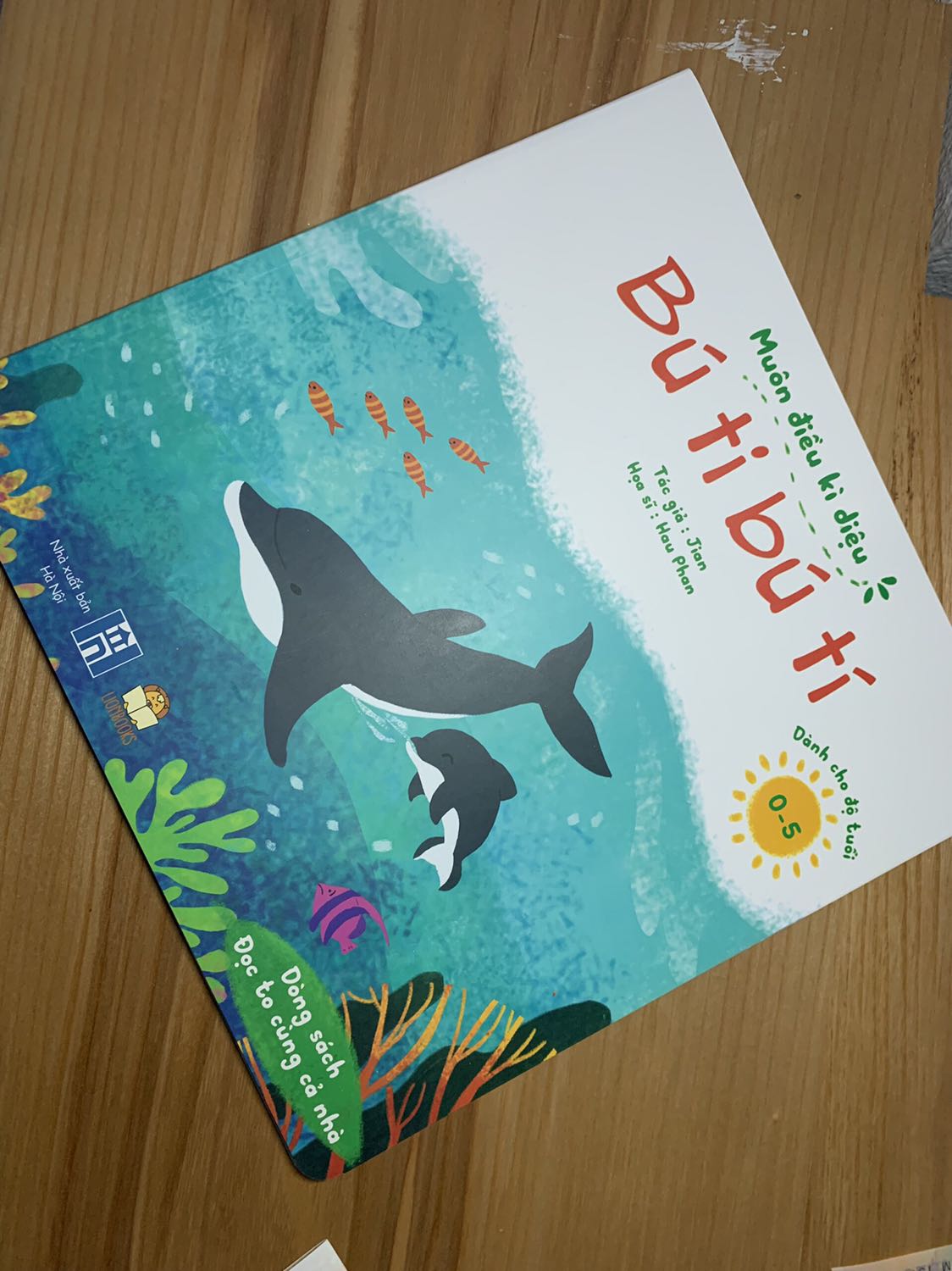 Sách xinh lắm ạ. Minh hoạ đẹp, lời thơ đáng yêu xỉu. Ôi đầu xuân năm mới lì xì cho các cháu mấy cuốn sách mà thích lấy thích để lăn lê bò toài đòi dì đọc cho nghe =))) Cảm ơn lionbooks nhiều nhiều.