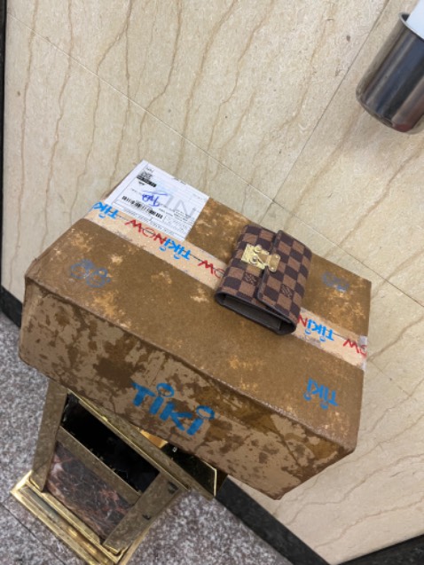 Sách bọc cẩn thận mưa gió thùng ướt hết nhưng sách bên trong vẫn không sao. Rất đề cao đóng gói