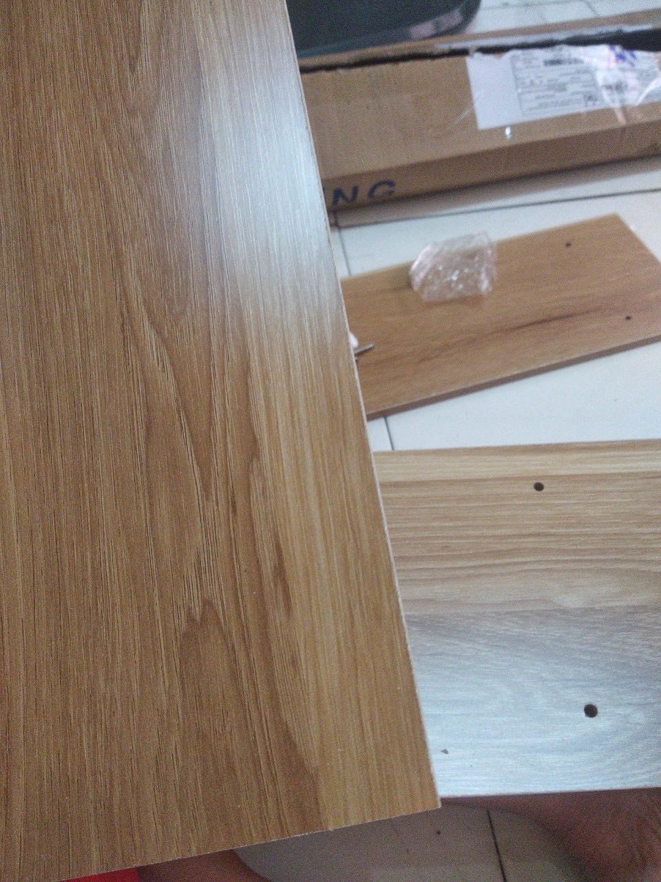 Tủ tạm ổn. Gỗ bị trầy góc, kệ gỗ bị chênh. Phải chêm thêm giấy để được thẳng