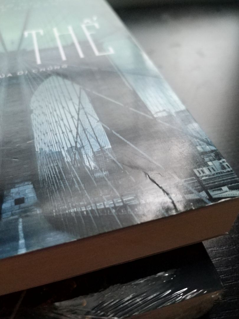 Mình là ng mê sách và có sở thích sưu tầm. Nên mình luôn muốn mua sách mới kén. Trc giờ mua rất nhiều sách ở tiki khi nhận hàng sách vẫn còn nguyên trong bọc trắng. Mình mua đơn hàng này là 3 cuốn, khi cầm cuốn này lên mình có cảm giác đây là sách second hand vậy. Góc sách thì gẫy, Gờ sách thì in lằn như là được mở ra đọc mấy lần vậy.
Nội dung sách mình chưa đọc nên ko review được.
Mong tiki rút kinh nghiệm cho các đơn hàng khác. 10 lần hài lòng 1 lần mất lòng thì cũng như ko.