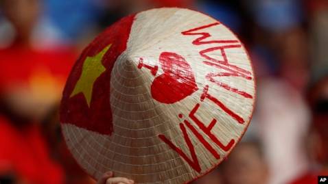 Tặng bạn đến 5 triệu đồng khi mời bạn mới thành công
Trở thành Đại sứ Octo ngay hôm nay và nhận đến 5 triệu đồng khi giới thiệu bạn mới đăng ký Tài khoản thanh toán, Thẻ ghi nợ CIMB Visa Debit hoặc Thẻ trả trước định danh CIMB Visa OctoFast

Thời gian khuyến mãi
Từ ngày 01/07/2024 đến ngày 31/12/2024 hoặc đến khi hết ngân sách cho Chương trình, tùy điều kiện nào đến trước.

Sản phẩm áp dụng
Tài khoản thanh toán (Spend Account), Thẻ ghi nợ CIMB Visa Debit (Thẻ CIMB Visa Debit) và Thẻ Trả trước định danh CIMB OctoFast (Thẻ CIMB Visa OctoFast) trên kênh Ngân hàng số OCTO by CIMB. Không áp dụng đối với sản phẩm đăng ký qua kênh đối tác.

Tài khoản thanh toán (Spend Account), Thẻ ghi nợ CIMB Visa Debit (Thẻ CIMB Visa Debit) và Thẻ Trả trước định danh CIMB OctoFast (Thẻ CIMB Visa OctoFast) trên kênh Ngân hàng số OCTO by CIMB. Không áp dụng đối với sản phẩm đăng ký qua kênh đối tác.

Đối tượng áp dụng
Đối với Người giới thiệu: Là Khách hàng cá nhân hiện hữu là chủ Tài khoản Spend Account, Thẻ CIMB Visa Debit, Thẻ CIMB Visa Octofast hoặc thẻ Tín dụng CIMB.
Đối với Người được giới thiệu: Người được giới thiệu phải là khách hàng mới, chưa sử dụng bất kỳ sản phẩm nào tại CIMB. Không áp dụng đối với khách hàng đăng ký tài khoản và Thẻ qua kênh đối tác.
Cách thức Chia sẻ Mã giới thiệu
Bước 1
Đăng nhập ứng dụng Octo

Bước 2
Chọn “Thiết lập” ở góc dưới bên phải màn hình

Bước 3
Chọn “Giới thiệu bạn” và Chia sẻ Mã giới thiệu của mình đến người thân, bạn bè

Thể lệ chương trình
Trả thưởng bằng tiền mặt vào tài khoản thanh toán (Spend Account) của Người Giới Thiệu và Người Được Giới Thiệu như sau:

 

a) Đối với sản phẩm Tài khoản thanh toán

Dành cho Người giới thiệu:
Tặng 50.000VNĐ cho mỗi lượt giới thiệu thành công khách hàng mới mở Tài khoản thanh toán (Spend Account) và Người được giới thiệu thực hiện ít nhất một giao dịch thành công và có tổng giá trị giao dịch từ 30.000 VNĐ (không áp dụng với giao dịch rút, chuyển tiền) trên Tài khoản thanh toán/Thẻ CIMB Visa Debit mới mở trong vòng 30 ngày kể từ ngày mở tài khoản
Dành cho Người được giới thiệu:

Tặng 50.000 VNĐ khi khách hàng kích hoạt Tài khoản thanh toán và có ít nhất một giao dịch thành công và có tổng giá trị giao dịch từ 30.000 VNĐ (không áp dụng với giao dịch rút, chuyển tiền) trên tài khoản trong 30 ngày kể từ ngày mở tài khoản.
 

b) Đối với sản phẩm Thẻ Trả trước định danh CIMB OctoFast

Dành cho Người giới thiệu:
Tặng 30.000VNĐ cho mỗi lượt giới thiệu thành công (*) khách hàng mới mở Thẻ CIMB Visa OctoFast và Người được giới thiệu thực hiện ít nhất một giao dịch thành công và có tổng giá trị giao dịch từ 30.000 VNĐ trên Thẻ CIMB Visa OctoFast mới mở trong vòng 30 ngày kể từ ngày kích hoạt thẻ;
Dành cho Người được giới thiệu:

Tặng 30.000VNĐ khi khách hàng kích hoạt Thẻ CIMB Visa OctoFast và có ít nhất một giao dịch thành công và có tổng giá trị giao dịch từ 30.000 VNĐ trên thẻ trong 30 ngày kể từ ngày kích hoạt Thẻ.
 

c) Tặng thưởng thêm trên số lượng giới thiệu thành công

Tặng thêm 1*** VND cho mỗi mốc đạt đủ số lượt giới thiệu thành công khách hàng mới mở Tài khoản thanh toán và/hoặc Thẻ OctoFast là bội số 10 (ví dụ 10 lượt, 20 lượt, 30 lượt, 40 lượt...) và Người được giới thiệu thỏa điều kiện giao dịch theo chương trình.
 

(*) Lượt giới thiệu thành công
Một lượt giới thiệu mở thẻ được xem là thành công khi:

Người được giới thiệu nhập mã giới thiệu hợp lệ của Người giới thiệu trong khi thực hiện quy trình mở Tài khoản thanh toán/Thẻ CIMB Visa Debit hoặc Thẻ Visa OctoFast;
Người được giới thiệu đăng ký mở tài khoản qua ứng dụng Octo by CIMB và mở Tài khoản thanh toán/Thẻ CIMB Visa Debit / thẻ Visa Octofast thành công và đáp ứng thể lệ của chương trình;
Mã giới thiệu hợp lệ là dãy ký tự được gán mặc định cho từng khách hàng trong mục “Giới thiệu bạn” trên ứng dụng Octo by CIMB và được hệ thống của CIMB chấp nhận;
Người được giới thiệu phải là khách hàng mới, chưa sử dụng bất kỳ sản phẩm nào tại CIMB. Không áp dụng đối với khách hàng đăng ký tài khoản và Thẻ qua kênh đối tác.
Mỗi Người giới thiệu đáp ứng đầy đủ điều khoản và điều kiện của Chương trình sẽ được nhận thưởng theo quy định với tổng mức thưởng tối đa không vượt quá 5.***VNĐ/Người giới thiệu.
Điều khoản & Điều kiện chương trình nhập mã giới thiệu2424Z6u2 để hưởng trọn vẹn tất cả các ưu đãi