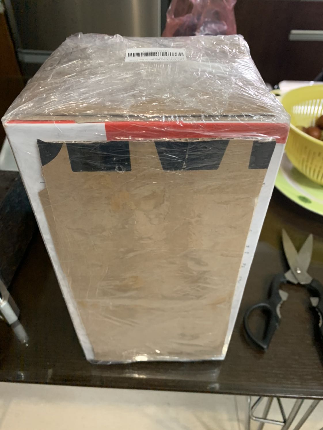 Mình đặt trên tiki thấy giá hợp lý, app báo mất 1 tuần giao hàng nhưng sau 4 ngày đã nhận dc hàng, đóng gói cẩn thận, khẩu trang dùng ôm mặt, ko đau, dễ thở. Nói chung hài lòng. Mua khá nhiều sản phẩm của tiki và đều thấy ổn