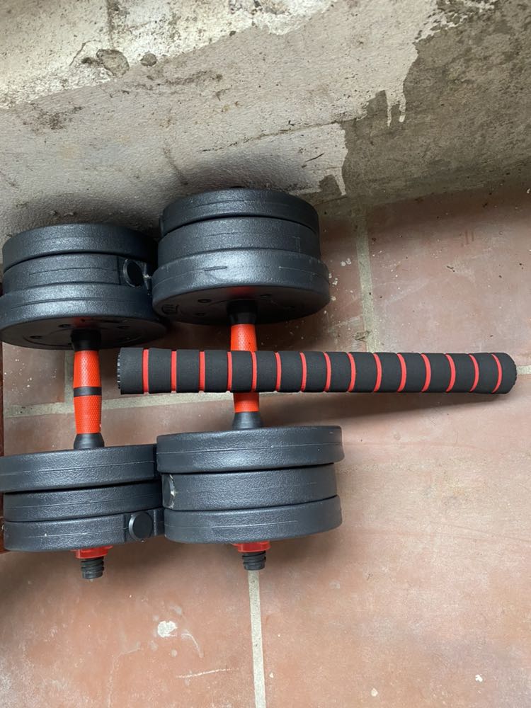 Gói hàng được bọc rất cẩn thận, giao hàng khá nhanh, tạ nhìn chung khá ổn về hình thức tuy nhiên khi mình gõ vào có cảm giác không đầy đặn, hơi rỗng ở một quả, phần núm vặn nên làm cứng chắc hơn.