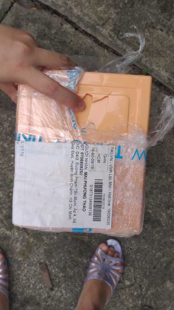 xé bọc ra thì thấy sản phẩm bị bể ở trên nắp trước khi nhận. Thật tệ, có đổi hàng được không ạ? vì là bao bì trong nên mình cũng k nghi ngờ mở ra xem từ đầu đến đuôi, ai ngờ khui ra sài mới thấy được chỗ bể khá nặng ở trên nắp, lúc đó shipper cũng vừa đi rồi. Làm sao để đổi ạ ? chứ như vầy mình thấy k hài lòng chút nào xé bọc ra thì thấy sản phẩm bị bể ở trên nắp trước khi nhận. Thật tệ, có đổi hàng được không ạ? vì là bao bì trong nên mình cũng k nghi ngờ mở ra xem từ đầu đến đuôi, ai ngờ khui ra sài mới thấy được chỗ bể khá nặng ở trên nắp, lúc đó shipper cũng vừa đi rồi. Làm sao để đổi ạ ? chứ như vầy mình thấy k hài lòng chút nào