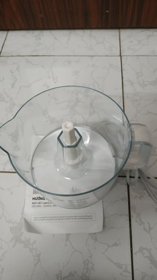 Máy vắt cam Lock & Lock chuẩn, chính hãng, dung tích 700ml, nhà dùng cho cháu nhỏ cỡ 2 quả cam mỗi lần, chỉ cần đặt cam lên đầu trục là chạy, cam vắt kiệt nước, hàng tốt, mọi người nên sử dụng. Tiki bán hàng tốt, giao hàng nhanh chóng và đóng gói kỹ lưỡng!!! 👍