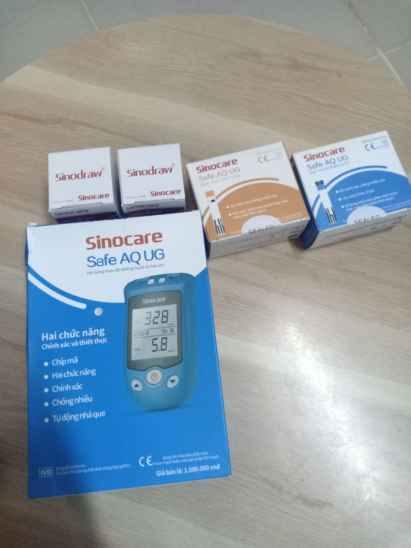 Tiki giao nhanh dù mưa to, 50p đã nhận được.
Sp gói cẩn thận, nhìn rất xịn. Máy đo, bút, pin, 2 hộp que thử đường và axit uric (mỗi hộp có 2 lọ), 2 hộp kim, sách hướng dẫn, bảng quy đổi. Để dễ sử dụng, mn có thể lên Youtube của hãng để xem hướng dẫn.