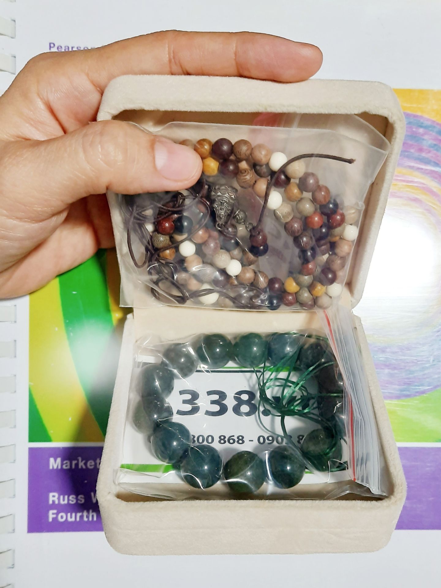 Vòng và hạt quá to so với tay con gái như mình. Giá như hạt bé hơn 1/2 và vòng nhỏ hơn. Đeo thế này khi hạ tay xuống vòng nặng gần tuột khỏi tay. Các bạn gái cổ tay nhỏ cân nhắc khi mua.