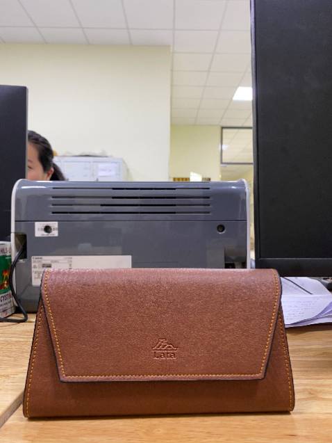 Ví đẹp nhiều ngăn nên rất tiện .. màu bò nhìn ưng lắm luôn .. chất da thì quá tốt .... Luôn ủng hộ shop ạ