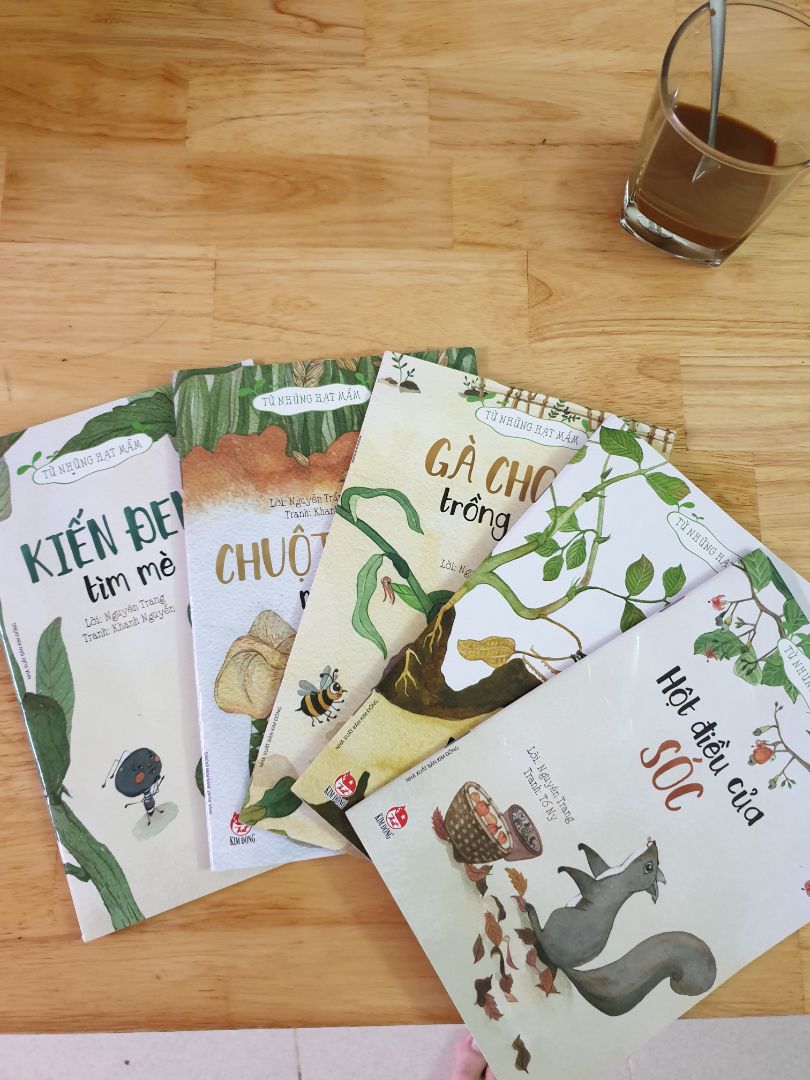 Những mẫu chuyện đơn giản được viết theo thể loại thơ về "Gieo trồng". Từ ít hạt giống nếu biết gieo trồng và chăm sóc ta sẽ thu được nhiều hơn. Hình ảnh tươi tắn, dễ thương.
Một điểm trừ đối với mình là việc sử dụng ngôn ngữ địa phương như "thóc- lúa", "Hột- Hạt", ...