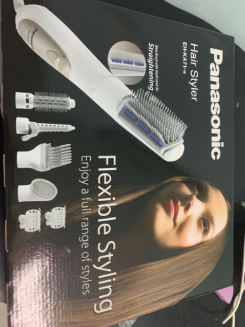 Đích thị đây là chân ái của mình rồi. Máy giao rất nhanh, đóng gói cẩn thận. Máy giúp tóc vào nếp & Và phồng tóc nhanh chóng, do mình team to’c ngắn nên chỉ tạo đc kiểu duỗi phồng. Khuyết điểm duy nhất là chức năng sấy yếu mình phải dùng mấy sấy khác sấy khô tầm 60% r mới dùng máy này. 
Highly recommend nha!