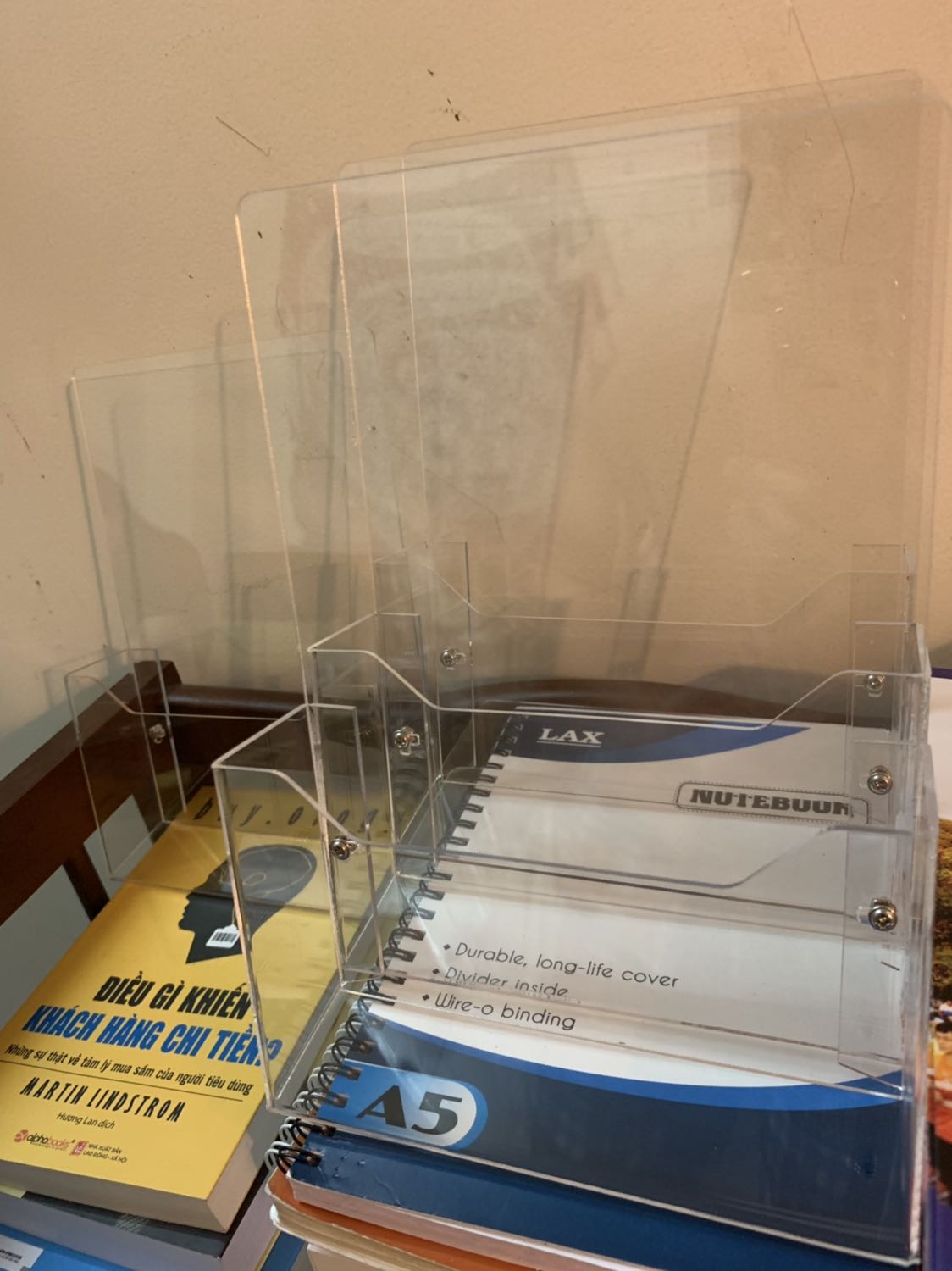 Mình mua 5 cái thì bị bể 1 cái đầu tiên. Nhưng mình thấy cái bị bể không phải là lỗi Tiki, do 4 cái kia thì đã được lắp và bắt ốc hoàn chỉnh sẵn rồi. Chỉ riêng cái bị bể là có 4 con ốc nằm sẵn trong bọc thôi, chưa được lắp vào gì cả. Mình thấy ở đây là lỗi nhà sản xuất, họ thấy bể nên không lắp hàng vào được mà bỏ vào hộp luôn.