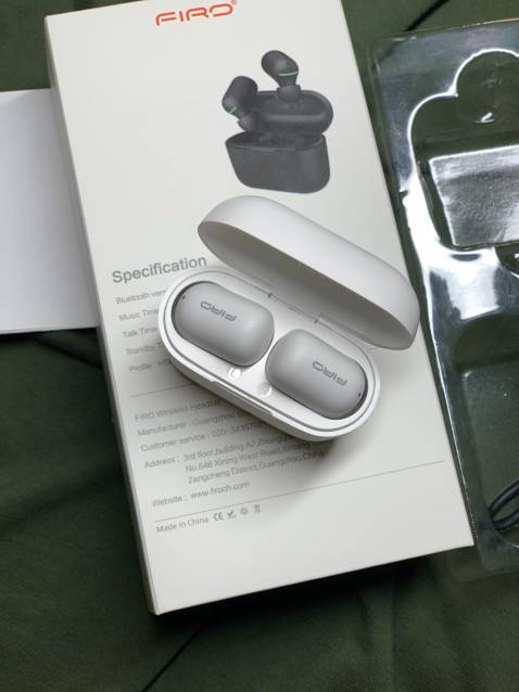 TIKI sử lý đơn hàng rất nhanh. Hàng giao chuẩn, yên tâm khi mua trên tiki là hàng chính hãng. Về cảm nhận sản phẩm: Mình thấy Tai Nghe Bluetooth Firo có thiết kế rất hiện đại, ổn trong tầm giá, vừa vặn và êm tai lắm. Dock sạc chắc chắn. Thời gian nghe nhạc lâu và kết nối tương đối ổn định. Cảm ơn TIKI & FIRO rất nhiều. Mình rất thích.