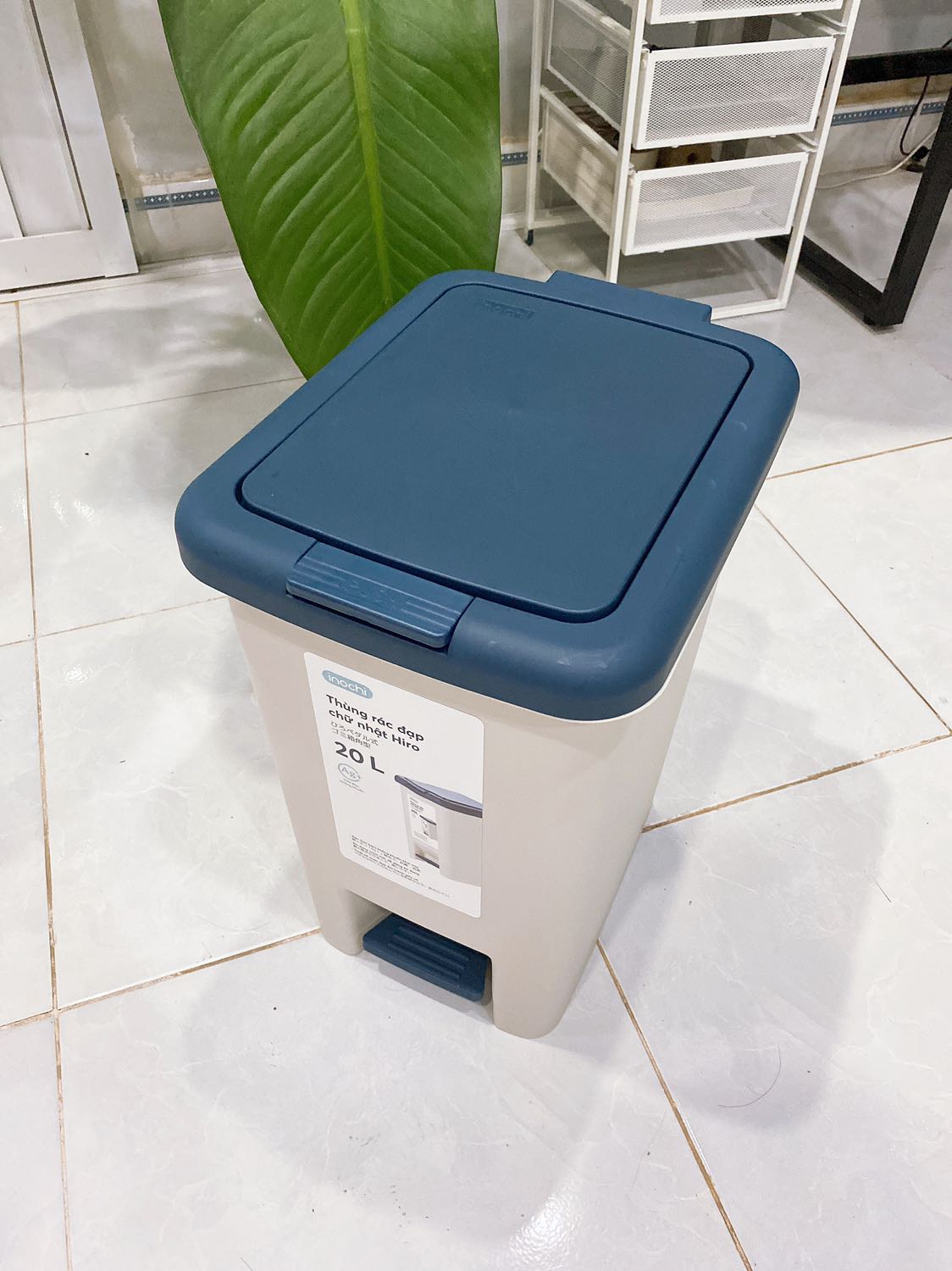 Thiết kế đẹp, nhưng chưa được chắc chắn lắm khi dùng chân mở nắp thùng.