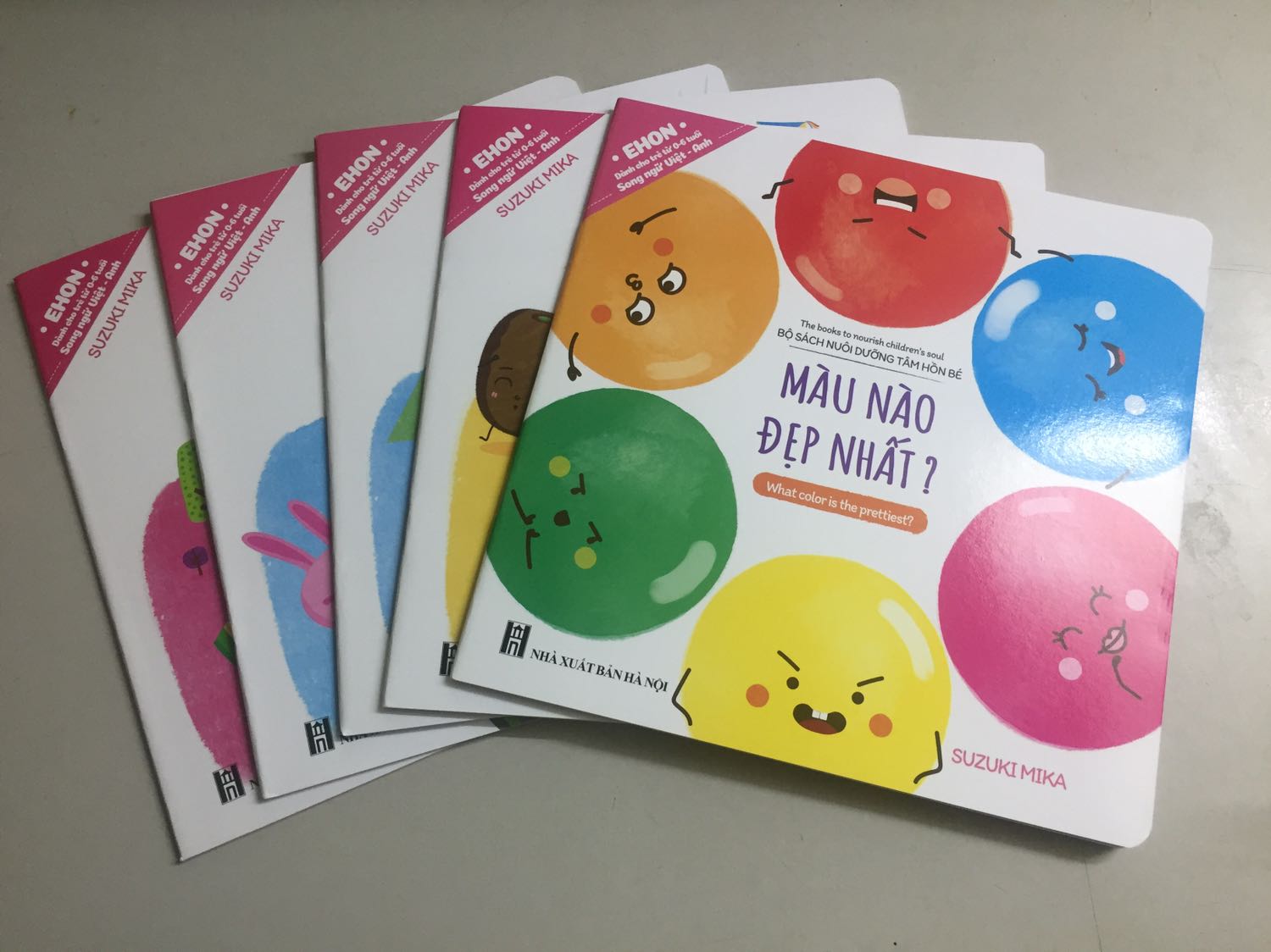 Bộ sách Ehon nuôi dưỡng tâm hồn trẻ thơ, bao gồm 10 quyển truyện ngắn được minh hoạ bằng hình ảnh với nội dung gần gũi, dễ hiểu với trẻ nhỏ. Bao gồm nhiều chủ đề khác nhau như màu sắc, hình khối, gia đình, cảm xúc... Thiết kế đẹp mắt và có video kèm theo giúp phụ huynh dễ dàng tương tác, hướng dẫn cho các bé