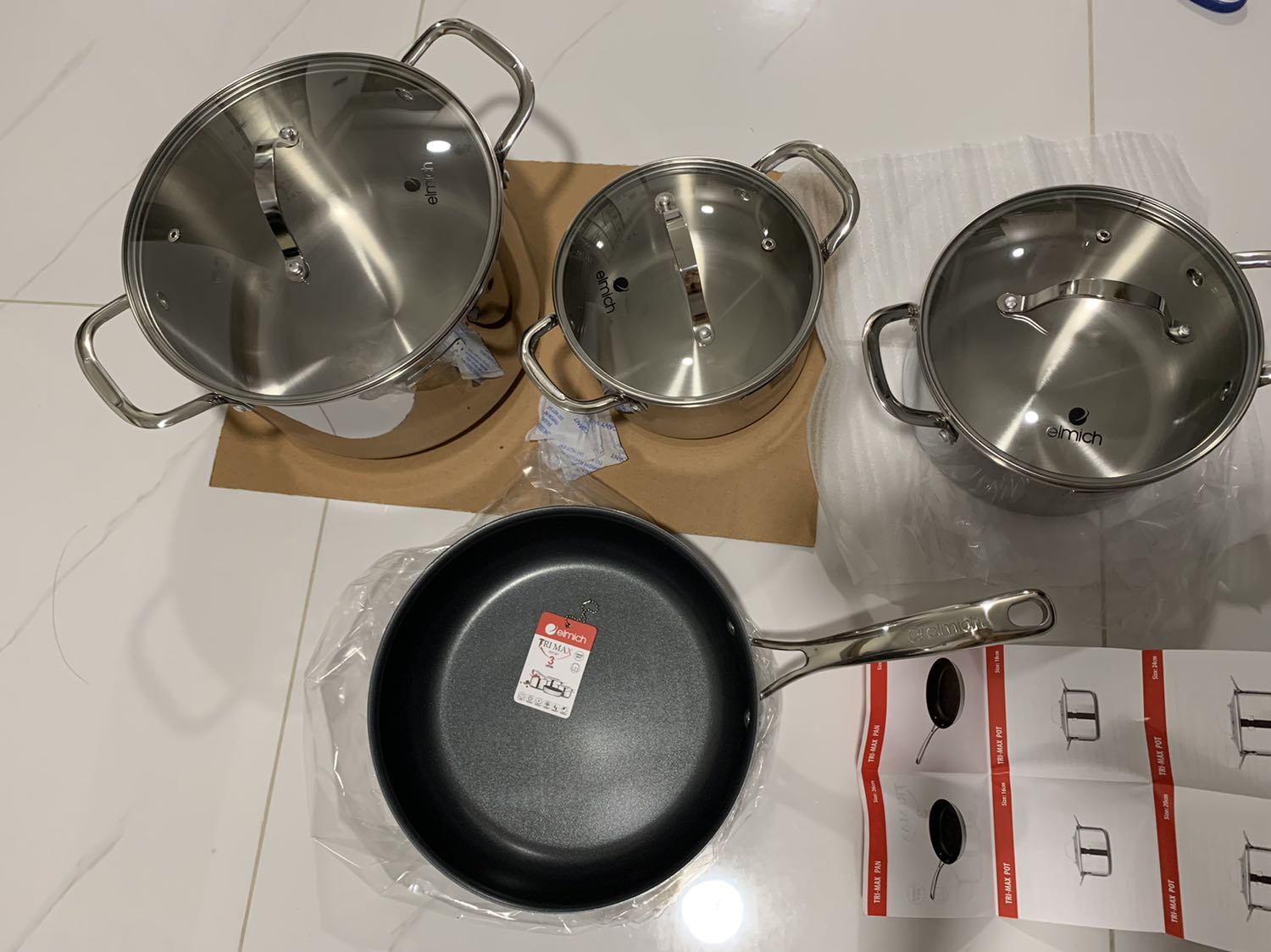 Bên ngoài nồi sáng bóng như gương, bên trong nồi bề mặt nhám, có mức nước in sẵn trong nồi (1L, 1.5L, 2L...). Nồi 26cm bự ghê luôn, dùng luộc gà/ nấu cháo/ bún hay dịp gì chứ bình thường dùng 2 nồi nhỏ thôi ?
Về thiết kế: nhìn không đẹp bằng bộ nồi Hafele nhưng cũng ok.
Điểm cộng: dày, nặng cầm chắc tay, nấu nhanh sôi, giữ nhiệt lâu
Điểm trừ: keo dán nhãn dỏm ghê á, dùng các mẹo để lấy ra mà vẫn còn dấu,? làm mất thẩm mĩ bộ nồi quá. Hãng nên đổi qua loại keo dán nhãn khác cho dễ bóc mà không bị dính keo lên nồi nha >