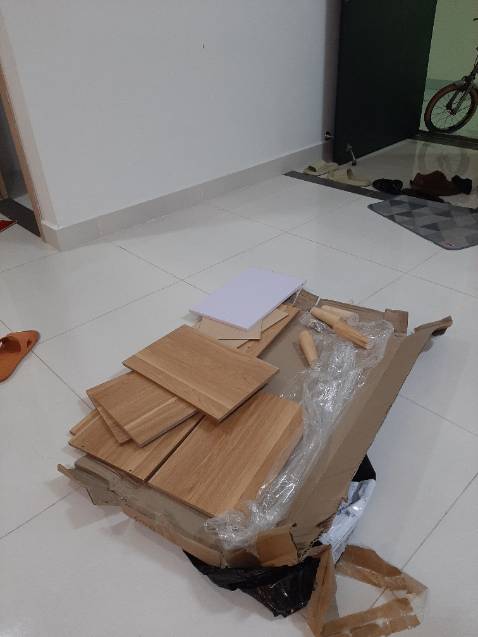 Độ hoàn thiện ván gỗ khá tốt, dày cứng. Về khung thì sơn khá ổn nhưng độ dày ít nên vít bằng máy dễ bị ọp vào.
Cách đánh dấu các vị trí gỗ ok, đinh vít phụ kiện đầy đủ.