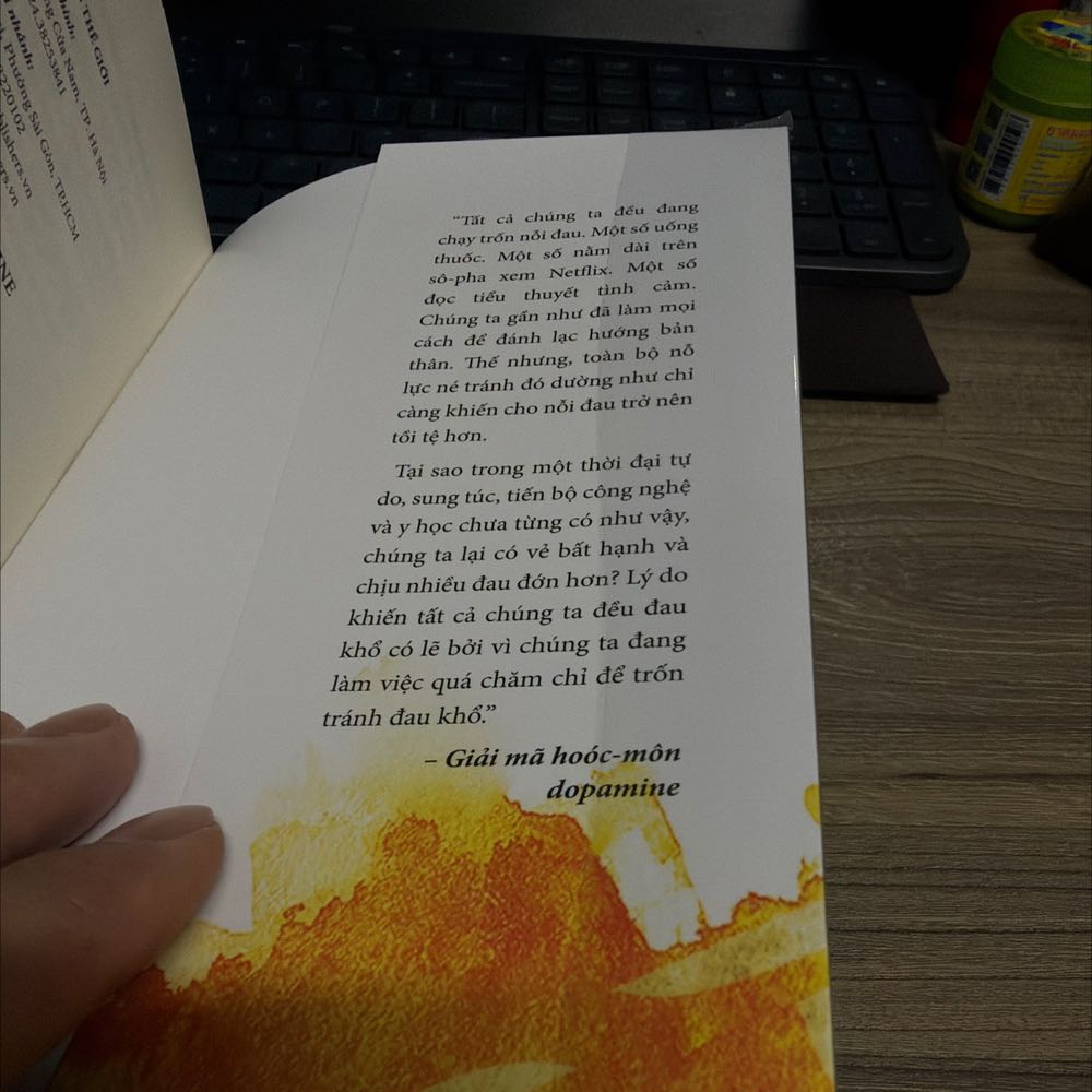 Cho 1 sao vì gói sách ẩu tả, mua đơn hàng 800k sáng mở ra cuốn nào cũng bị cắt lề méo mó khó chịu không thể diễn tả được, bỏ tiền mua book care để nhận được sản phẩm gói ẩu đoản ntn, thà mua nền tảng khác k có gói sách còn đỡ bực mình hơn.