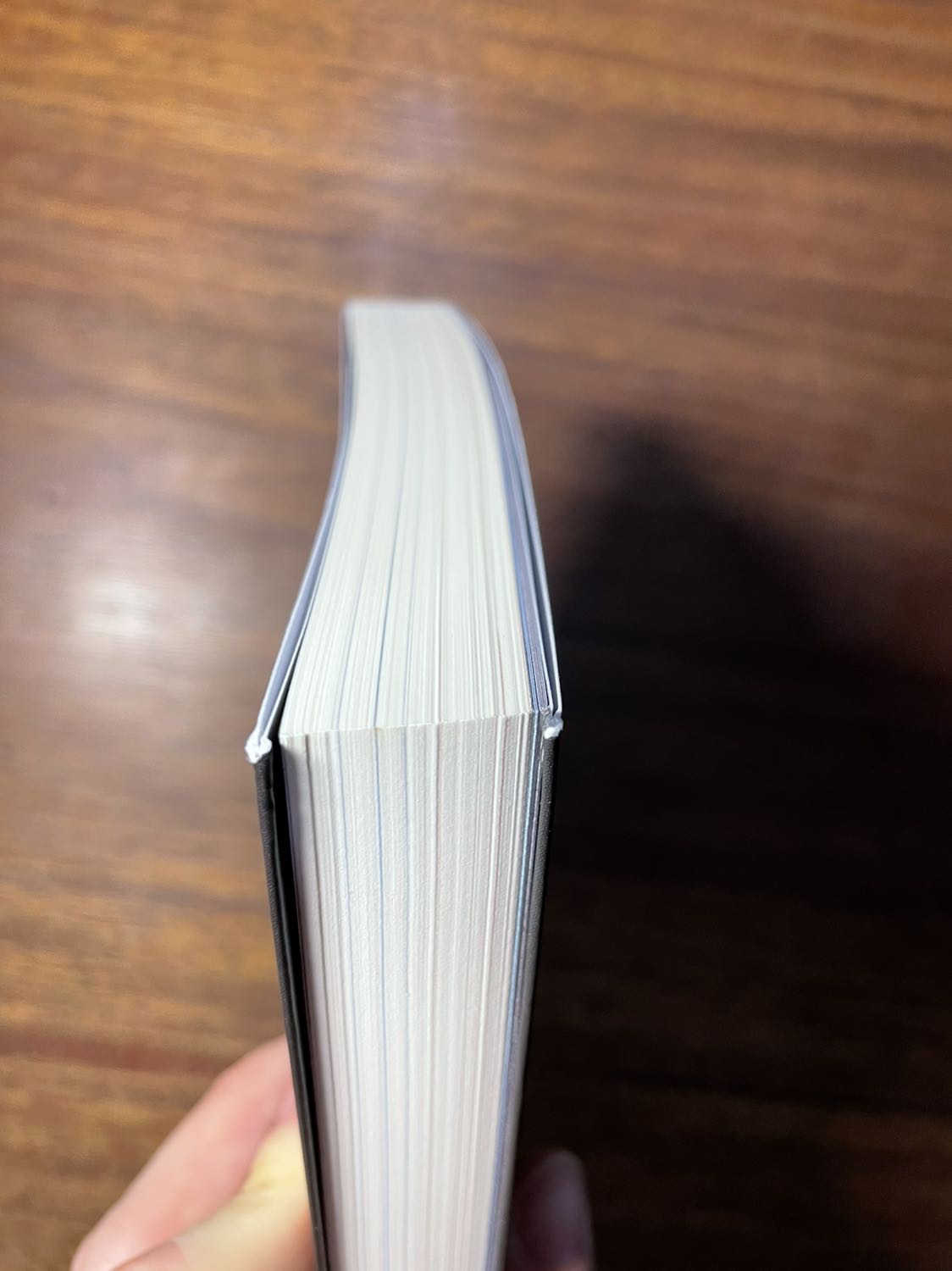 So với những quyển đã đặt mấy hôm trước thì quyển này tuy được thêm 1 lớp vỏ nhựa bên ngoài nhưng góc sách bị cấn và bong chắc do vận chuyển, chứ không được nguyên vẹn như mấy quyển kia. Hy vọng có thể nhận được quyển sách nguyên vẹn hơn. Còn lại thì ok hết